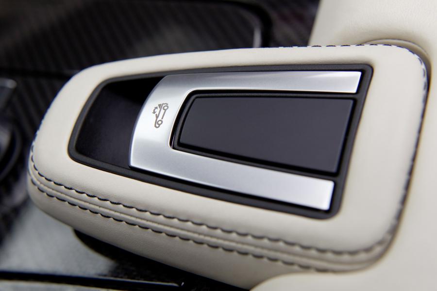  Mercedes-Benz SLS AMG Roadster 2011 года  (фото 13 из 183)